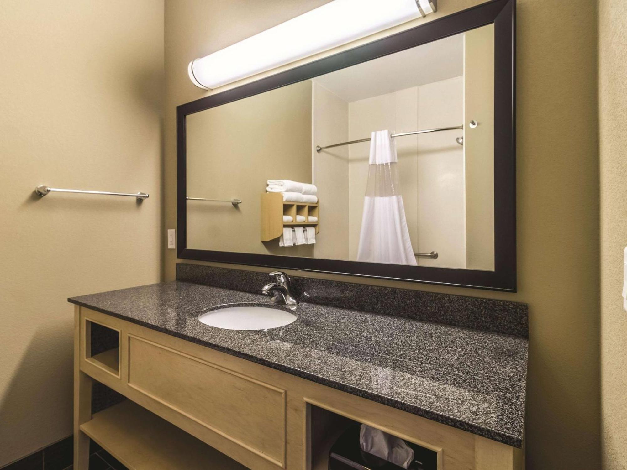 Hotel La Quinta By Wyndham Fargo-Medical Center Extérieur photo