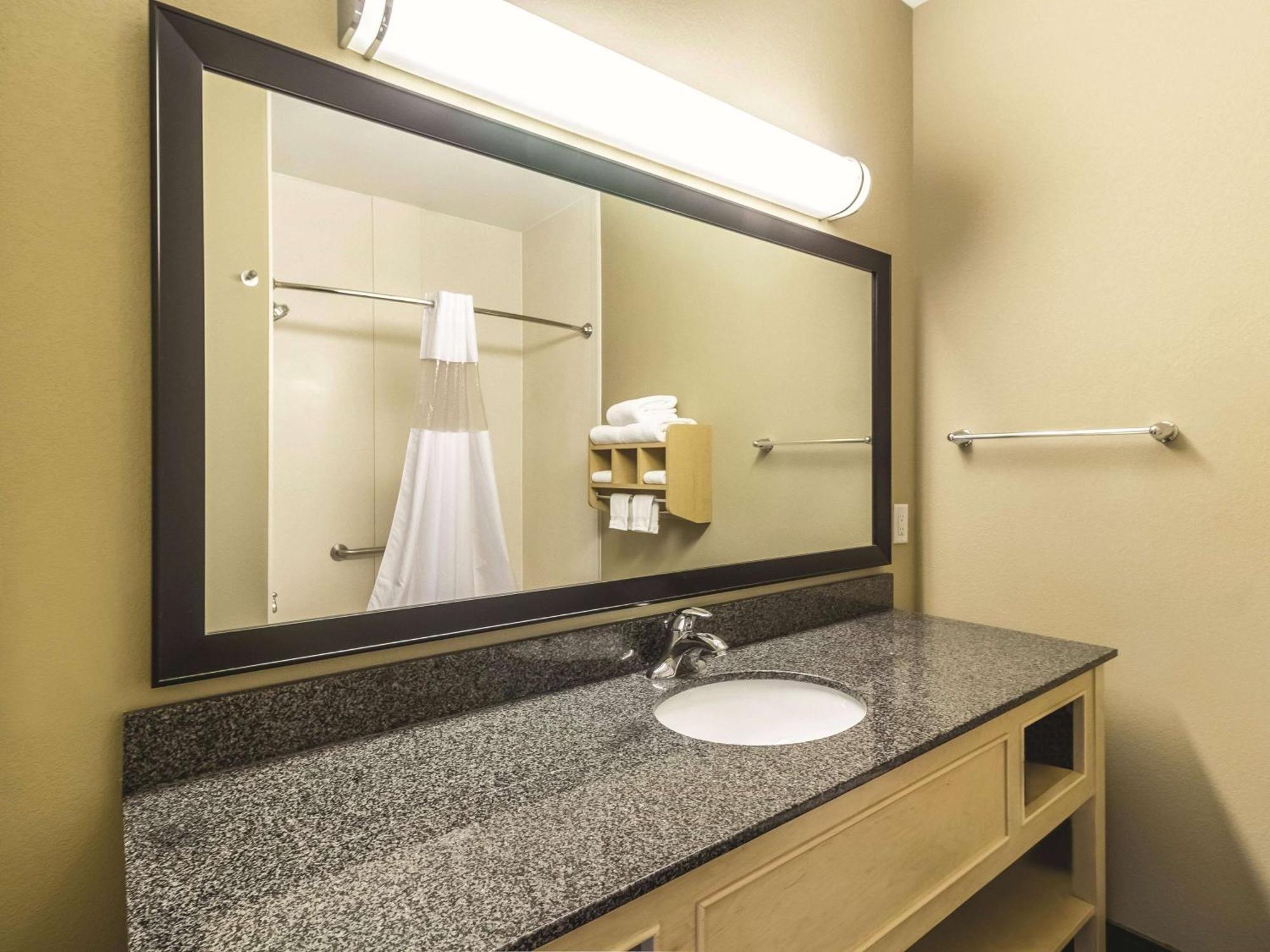 Hotel La Quinta By Wyndham Fargo-Medical Center Extérieur photo